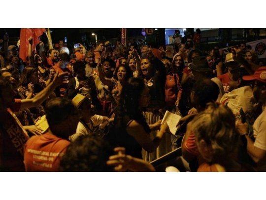 Simpatizantes de Lula aguardaron su llegada a Curitiba
