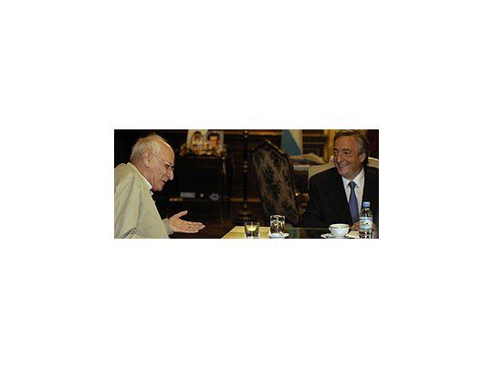 El presidente Kirchner y el obispo emérito de Misiones, Joaquín Piña, durante su encuentro en la Casa Rosada.