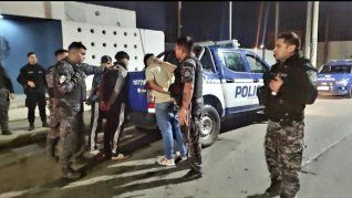 Se secuestró una botella de vidrio de cerveza que los individuos habrían arrojado con combustible al vehículo.