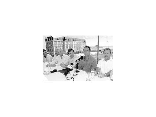 El gobernador se reunió el sábado con intendentes de la costa atlántica para analizar el rumbo y las perspectivas de la temporada turística.