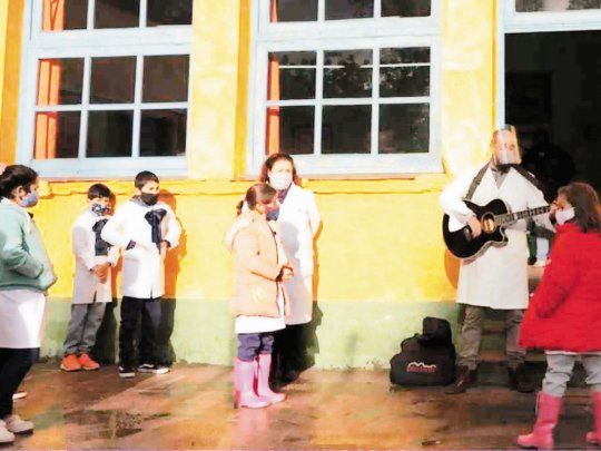Con clases. Desde julio, el Gobierno uruguayo decidió la reapertura de las aulas, aunque con horarios recortados.