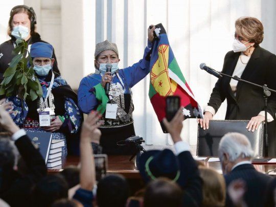 SÍMBOLO. Elisa Loncon, la referente mapuche y feminista que presidirá la Convención Constituyente chilena, mostró una bandera de ese pueblo y se dirigió al pleno en esa lengua.