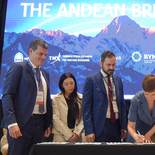 El acuerdo fue firmado por Jimena Latorre, ministra de Energía y Ambiente; Luis Romano, presidente de la Bolsa de Comercio de Mendoza; Guillaume Legare, director para Sudamérica de la Bolsa de Valores de Toronto (TSX); Julieta Artal Conte, líder de Gobierno Corporativo y Sustentabilidad de BYMA, y Stelios Papagrigoriou, presidente de IN-VR. El acuerdo fue firmado por Jimena Latorre, ministra de Energía y Ambiente; Luis Romano, presidente de la Bolsa de Comercio de Mendoza; Guillaume Legare, director para Sudamérica de la Bolsa de Valores de Toronto (TSX); Julieta Artal Conte, líder de Gobierno Corporativo y Sustentabilidad de BYMA, y Stelios Papagrigoriou, presidente de IN-VR.