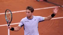 l noruego Gasper Ruud se coronó campeón del ATP 500 de Barcelona al superar en la final al griego Stefanos Tsitsipas por 7-5 y 6-3.