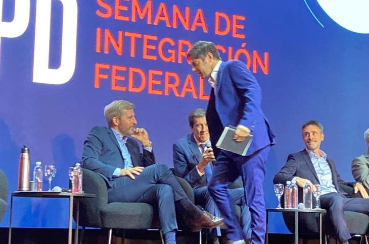 Kicillof, el último en subir al escenario. Kicillof, el último en subir al escenario.