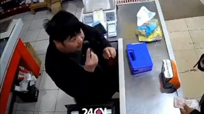 El dueño del supermercado sacó un arma ante el intento de robo.