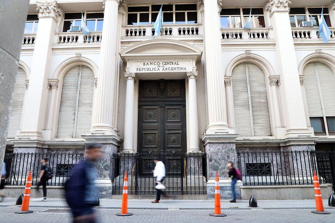 Reservas del BCRA: bajó 21% el déficit del sector servicios en 2024, ¿qué hubo detrás?