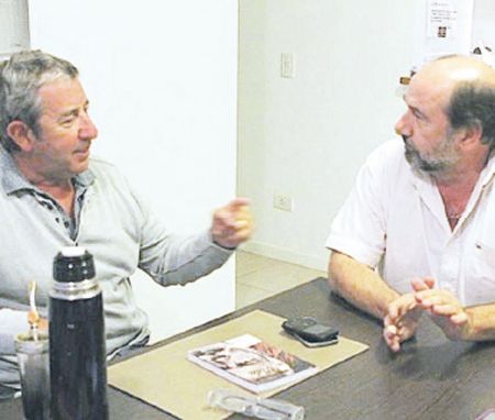 Julio Cobos, en su paso por la costa atlántica, le puso ficha para la