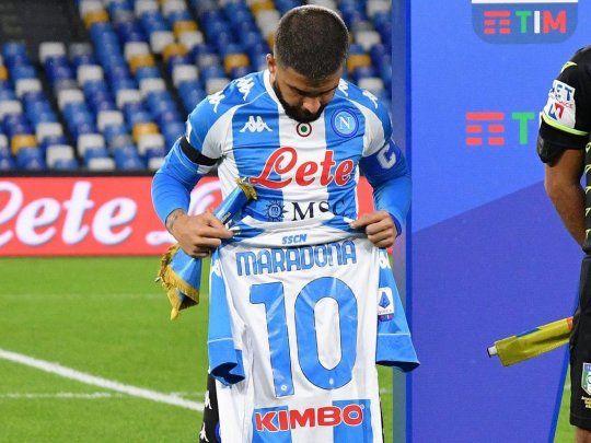 Lorenzo Insigne, capitán del Napoli, se encargó de encabezar todos los homenajes a Diego Maradona.