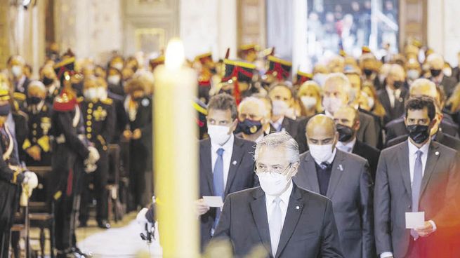 Fieles. Alberto Fernández, en primera fila, participó del Tedeum junto a Sergio Massa, Eduardo “Wado” de Pedro, Juan Manzur y el resto del gabinete. Hubo saludos en el camino desde la Casa Rosada hasta la Catedral.