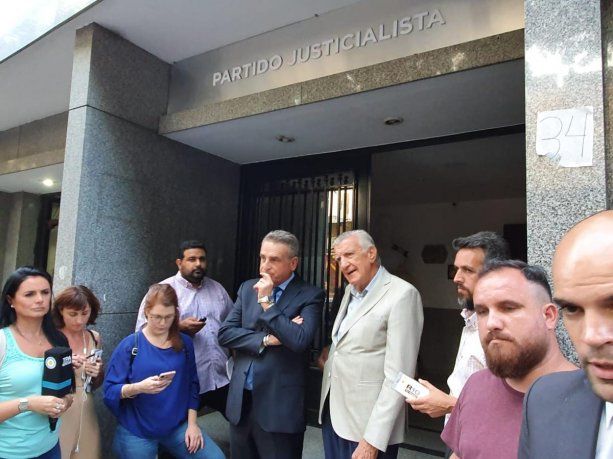 Agustín Rossi y José Luis Gioja al frente de la sede del Partido Justicialista.&nbsp;