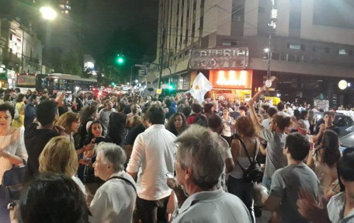 se registraron cacerolazos en la ciudad contra los aumentos de tarifas