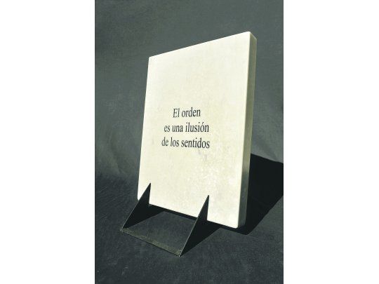 Luis Pazos. Encontró planchas de mármol blanco abandonadas y las intervino con textos breves, frases escuetas y aforismos.