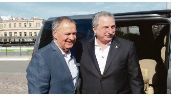 Contacto. Juan Schiaretti y Hugo Passalacqua se mostraron juntos ayer en Córdoba, adonde el gobernador de Misiones llegó para sellar un acuerdo de promoción e intercambio turístico.
