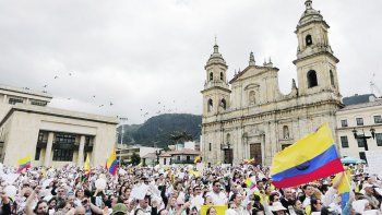 UNIÓN. Colombia unida contra el terrorismo fue el lema que aunó a ciudadanos y dirigentes oficialista y opositores en las manifestaciones por el ataque en la escuela de cadetes, ocurrido el jueves pasado.