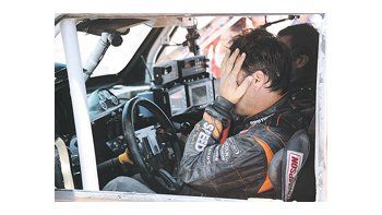 El rostro del estadounidense Robby Gordon lo dice todo. Sufrió una exclusión en suspenso, pero fue habilitado para seguir compitiendo.