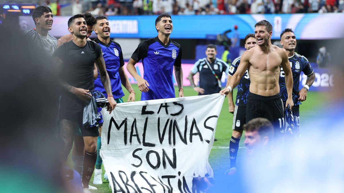 La FIFA abrió una investigación por la bandera sobre Malvinas que desplegaron jugadores de la Selección argentina