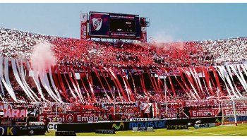 ámbito.com | Coros molestos. Cada vez en más canchas cantan insultando a Macri.