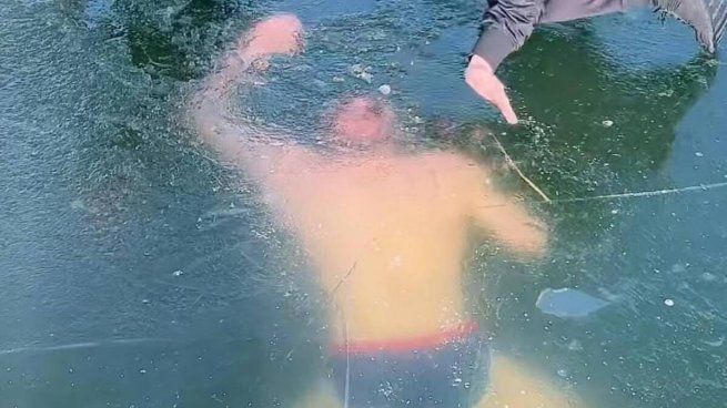 Un hombre nadó en un lago congelado y casi queda atrapado