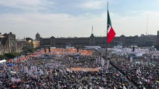 Miles de personas se congregaron en el centro de la Ciudad de México. Miles de personas se congregaron en el centro de la Ciudad de México.
