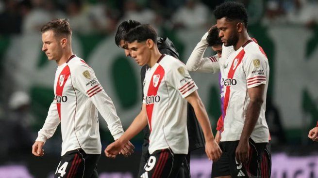 River no pudo llevar adelante la épica y concluyó su ilusión de ganar la Copa Libertadores en Brasil, luego de caer por 3 a 1 ante el Palmeiras. El conjunto de Marcelo Gallardo llegaba con un resultado adverso, tras perder la ida como local por 2 a 1.El Millonario había igualado la serie de manera temprana, a los siete minutos, a través de Maximiliano Salas, pero se replegó en la segunda parte y lo pagó caro porque Vitor Roque se lo empató a los 50′ del tiempo general.Ya en el final, y tras una expulsión a Marcos Acuña luego de cometer un penal, el argentino José Manuel López fue el encargado de sellar el resultado final con un doblete.Los dirigidos por Gallardo deberán apostar lo que resta del año al ámbito local con la obligación puesta en clasificar a la Copa Libertadores 2026, un objetivo que todavía no garantizó.Los memes de la eliminación de River