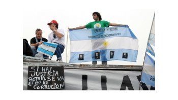 ámbito.com | La Asamblea de Gualeguaychú volvió a pedir que erradiquen Botnia.
