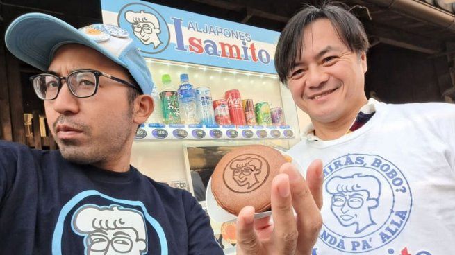 Isamu Kato, feliz en las calles de Japón mostrando a Isamito