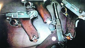 Evidencias. Parte de la colección de pistolas de Hitler antes de que se realizara el allanamiento por parte de la Policía de Buenos Aires. Se puede ver&nbsp; la Luger 45 que desapareció tras el operativo.