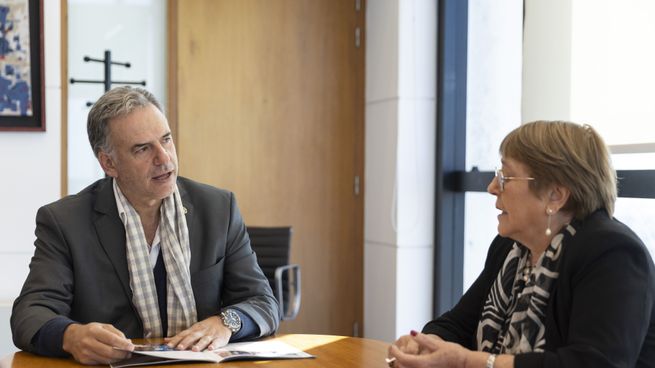 Yamandú Orsi recibió este miércoles al Michelle Bachelet en Torre Ejecutiva.&nbsp;
