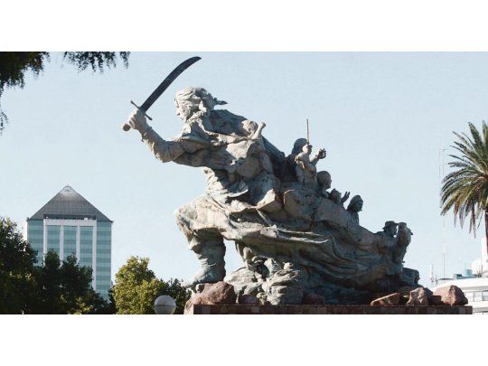 Escultura. La estatua, obra del artista Andrés Zerneri, pesa unas 25 toneladas y será restaurada una vez que quede alojada en su nuevo lugar: un relevamiento detectó grietas y óxido en distintas partes.