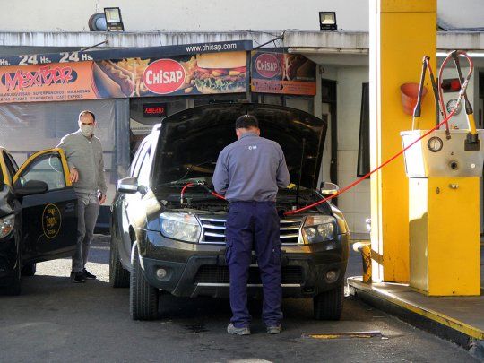Pasar el auto a gas es una de las opciones que barajan los ciudadanos ante los auementos de la nafta