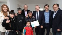 en avellaneda, alberto fernandez y jorge ferraresi entregaron el credito para construccion numero 60 mil