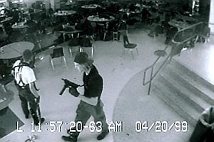 Las cámaras se seguridad capturaron a los dos estudiantes cuando dispararon y mataron a 12 compañeros y un maestro en la Secundaria Columbine.
