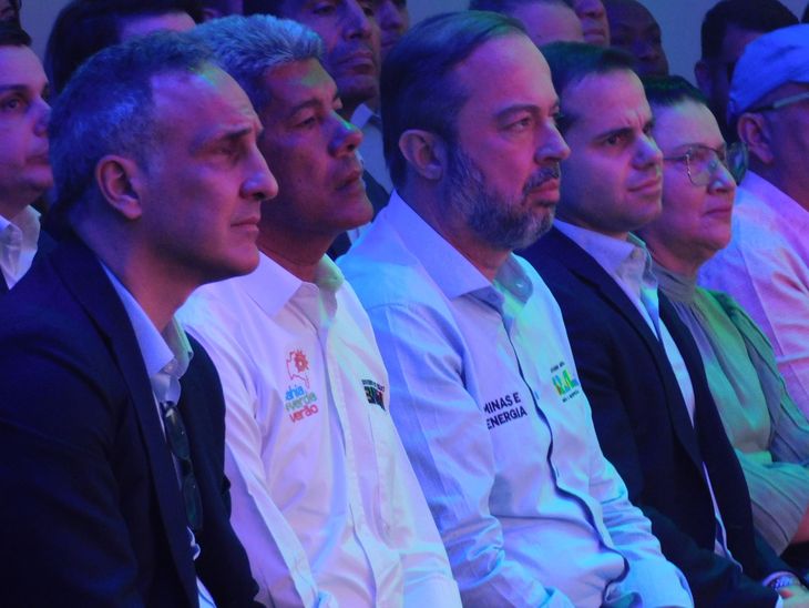 En primera fila se ubicaron Marcos Bulgheroni, Group CEO de PAE; el ministro de Minas y Energía de Brasil, Alexandre Silveira de Oliveira; el gobernador del Estado de Bahía donde está ubicado el parque, Jerónimo Rodrígues Sousa, y el director general de PAE en Brasil, Alejandro Catalano Dupuy. Ellos fueron los 4 oradores del evento. En primera fila se ubicaron Marcos Bulgheroni, Group CEO de PAE; el ministro de Minas y Energía de Brasil, Alexandre Silveira de Oliveira; el gobernador del Estado de Bahía donde está ubicado el parque, Jerónimo Rodrígues Sousa, y el director general de PAE en Brasil, Alejandro Catalano Dupuy. Ellos fueron los 4 oradores del evento.