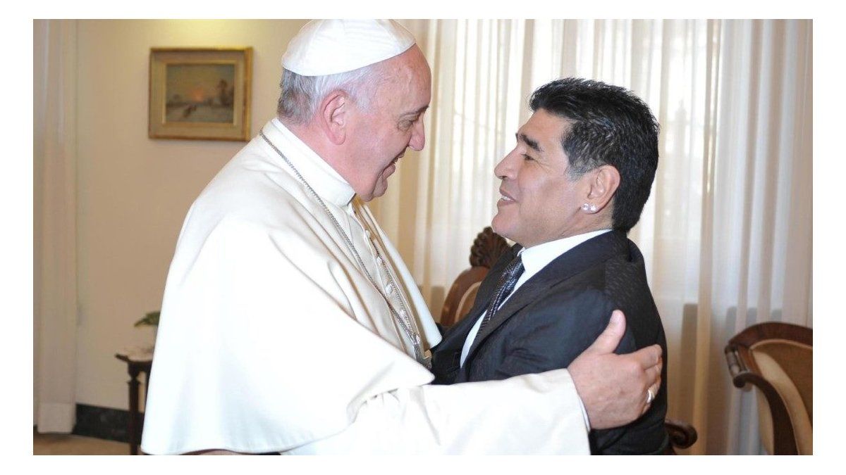 The day Pope Francis and Diego Maradona found: how was the historic conclave