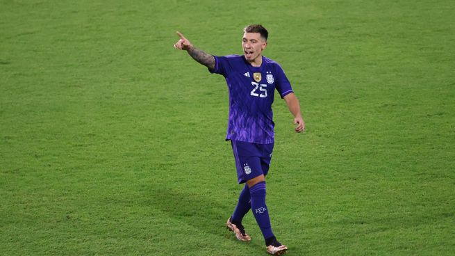 Un mimo para Lisandro Martínez en un año que comenzó con una seria lesión ligamentaria, que lo tiene parado desde febrero pasado. El defensor campeón del mundo en Qatar 2022 fue citado a último momento por Lionel Scaloni para la gira de la Selección de marzo por Estados Unidos.