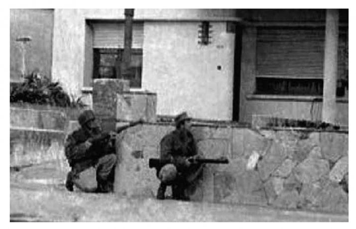 Militares durante un operativo de detención ilegal. Militares durante un operativo de detención ilegal.