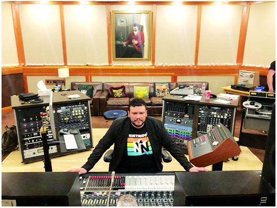 Martín Kano. En el estudio de grabación de Dave Grohl, de Foo Fighters, que le prestó para una producción.