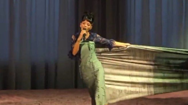 La artista utilizó este singular atuendo mientras interpretaba una de las canciones más punzantes de su nuevo repertorio.