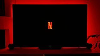 Un factor clave detrás de la volatilidad de la acción fue la oferta de Netflix para comprar activos de Warner Bros. Discovery por u$s82.700 millones.