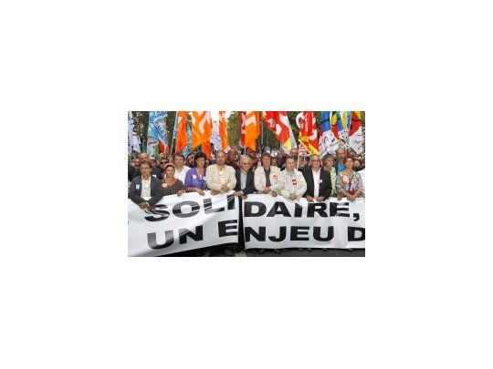 Una imponente columna liderada por los principales dirigentes sindicales partió de la Plaza de la República, a primera hora de la tarde detrás de una enorme pancarta que rezaba Jubilaciones solidarias, empleos, salarios, un problema social.