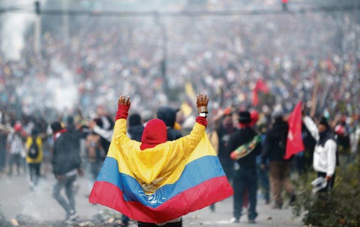 TENSIÓN. Los miles de manifestantes presentes lograron romper el cerco policial e ingresar a la Asamblea Nacional.