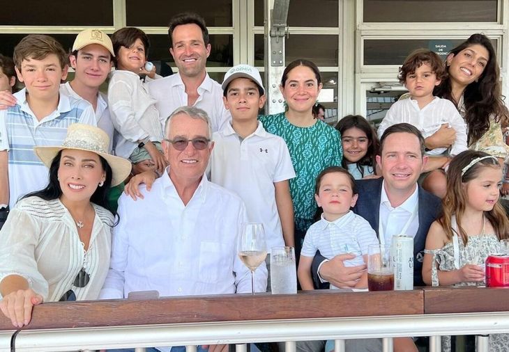 Ricardo Salinas Pliego tiene seis hijos, pero no hay un heredero único definido Ricardo Salinas Pliego tiene seis hijos, pero no hay un heredero único definido