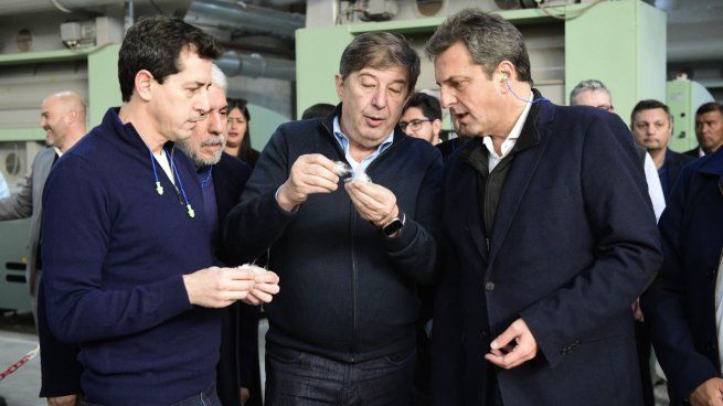 Sergio Massa y Eduardo Wado de Pedro en su recorrida por Catamarca.&nbsp;