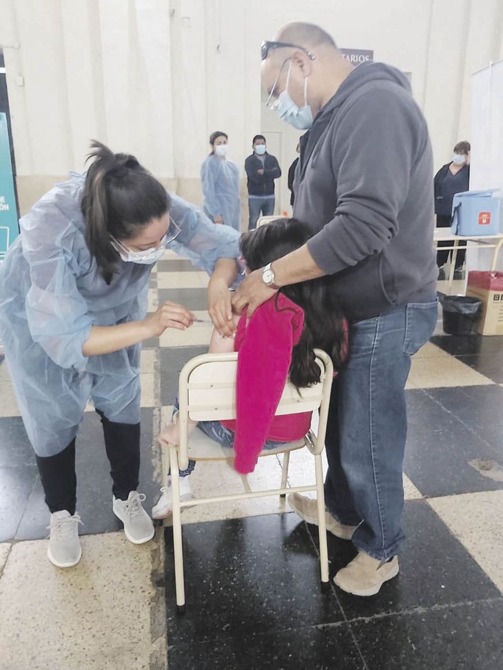 Pioneras. Quintela encabezó ayer el inicio de la campaña en menores de 11 años en La Rioja; en Córdoba capital la inmunización arrancó el sábado.