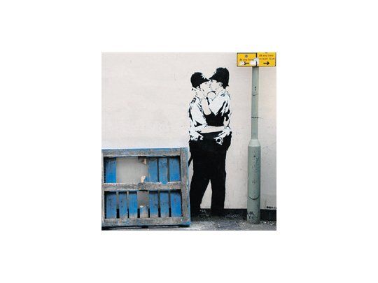 “Kissing Coppers”, del famoso artista callejero inglés Bansky (de quien, sin embargo,  nadie conoce su verdadero nombre) fue trasladado desde una pared en Inglaterra y se subastó en MIami.