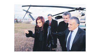 La Presidente fue recibida en Puerto San Martín por el diputado y candidato a gobernador, Agustín Rossi; el empresario Eduardo Eurnekian, y el gobernador Hermes Binner.