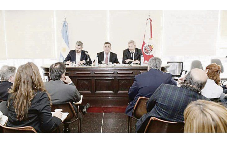 ámbito.com | Socios. El jefe de Gabinete, Marcos Peña; y el ministro del Interior, Rogelio Frigerio, cerraron filas ayer con los diputados UCR que comanda Mario Negri.