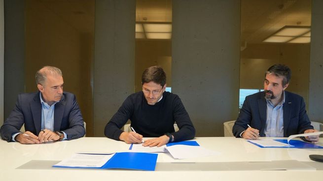 Maximiliano Pullaro en la firma del acuerdo con YPF.