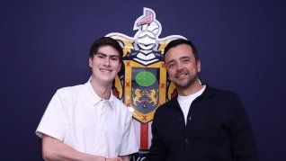 Armando González seguirá en Chivas. La&nbsp; Hormiga&nbsp; renovó contrato con el Rebaño Sagrado por tres años y medio más.